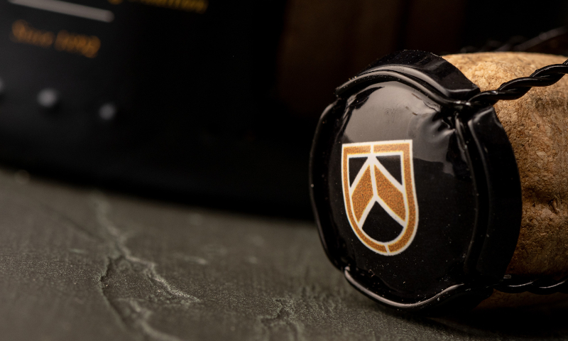 Kroonkurk van OMER bier liggend op een tafel